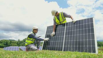 professionale asiatico uomo ingegnere utilizzando digitale tavoletta mantenimento solare cellula pannelli insieme foto