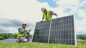 professionale asiatico uomo ingegnere utilizzando digitale tavoletta mantenimento solare cellula pannelli insieme foto