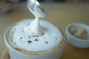 tazza di caffè latte macchiato su tavolo foto