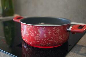 cucinando padella su elettrico fornello, elettrico stufa è riscaldato per rosso. foto