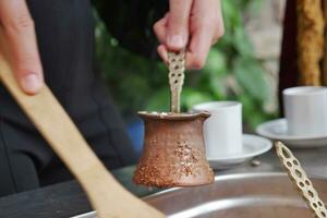 superiore Visualizza di fabbricazione tradizionale Turco caffè su sabbia foto