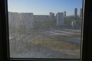 polveroso su il bicchiere di finestra struttura, sporco sfondo. foto