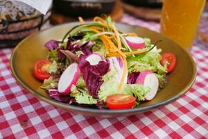 vicino su ciotola di misto verdure insalata foto