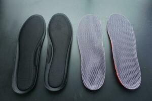 avvicinamento di ortopedico solette nel scarpe su nero sfondo foto