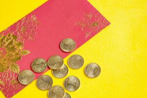 superiore Visualizza di Cinese nuovo anno rosso pacchetti e d'oro monete su giallo copertina sfondo foto