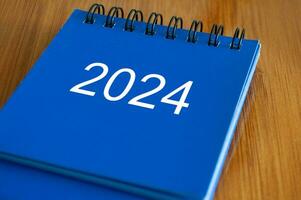 2024 tavolo calendario su di legno scrivania. tempo e calendario concetto foto