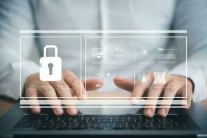 sicurezza informatica protegge accesso e sicuro Internet accesso, uomo d'affari utilizzando il computer portatile Internet Rete per dati protezione, significato di sicuro accesso e dati protezione nel il digitale mondo. foto