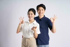 Immagine di un asiatico coppia in posa su un' bianca sfondo foto