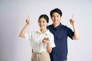 Immagine di un asiatico coppia in posa su un' bianca sfondo foto