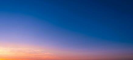 tramonto cielo, nuvola al di sopra di mare spiaggia nel sera su primavera, paesaggio di mare con colorato cielo nel arancione, rosa, viola, blu.orizzonte estate paesaggio marino d'oro ora cielo con crepuscolo, crepuscolo cielo sfondo foto