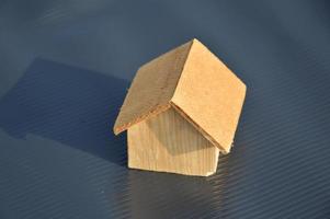modello di una casa in legno come proprietà di famiglia
