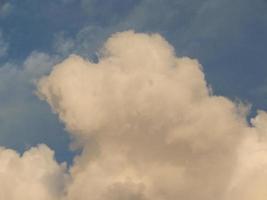 nuvole di tempesta galleggiano sulla città foto