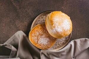 vicino su di dolce ciambelle con in polvere zucchero pieno con bollito condensato latte superiore Visualizza foto