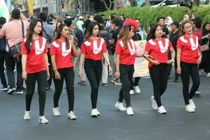 surabaya, Indonesia, 29 ottobre 2023 - gruppo di giovane adulti a piedi nel uniforme rosso camicie all'aperto foto