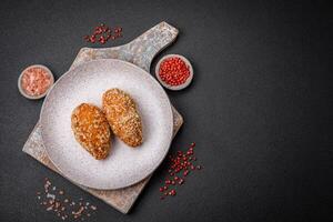 delizioso fresco cotoletta o polpetta kiev stile con Riempimento foto