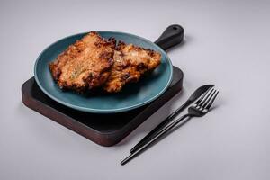 delizioso fresco croccante pollo grigliato con sale, spezie e erbe aromatiche foto
