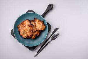 delizioso fresco croccante pollo grigliato con sale, spezie e erbe aromatiche foto
