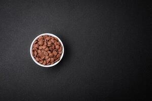il giro granuli di dolce confetteria cioccolato come un ingrediente per preparazione dolci foto
