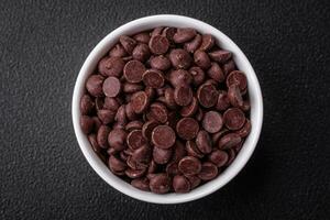 il giro granuli di dolce confetteria cioccolato come un ingrediente per preparazione dolci foto