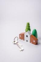 un' piccolo di legno Casa e chiavi come un idea per investire nel il tuo proprio casa foto