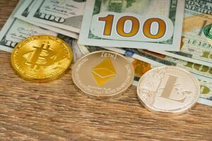 bitcoin, litecoin ed ethereum monete metalliche oltre 100 dollari di banconota