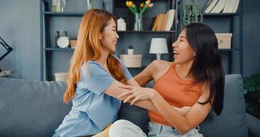 l'adolescente felice delle donne asiatiche visita i suoi amici intimi coccole sorridenti a casa. felicissimi eccitati migliori amici che si abbracciano abbracciandosi, salutandosi con successo, vero concetto di forte amicizia.