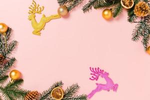 minima disposizione piatta creativa della composizione tradizionale natalizia e delle festività natalizie di capodanno. vista dall'alto decorazioni natalizie invernali su sfondo rosa con spazio vuoto per il testo. copia spazio fotografico.