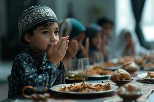 ai generato musulmano bambini preghiere mentre rottura il veloce durante Ramadan, generativo ai foto