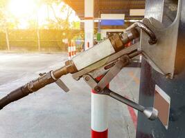 avvicinamento gas distributore per automobile a gas stazione su sfocato con sole bagliore e lente bagliore sfondo. foto