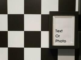 avvicinamento decorare nero foto telaio su nero e bianca scacchiera modello parete nel il gabinetto.