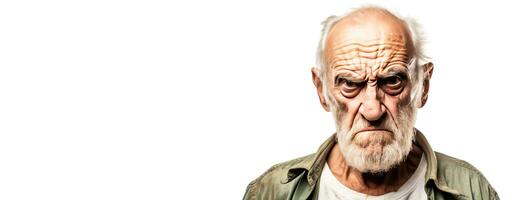 ai generato un anziano uomo nonno grida nel arrabbiato la rabbia, aggressivamente deluso, bianca sfondo isolato. . foto
