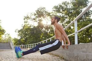 giovane sportivo barbuto uomo fare riscaldamento prima jogging, conduce salutare attivo stile di vita, sembra lontano. fitness maschio modello. foto