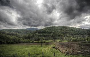 giornata nuvolosa sulla montagna di rudnik in serbia