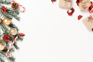 minima disposizione piatta creativa della composizione tradizionale natalizia e delle festività natalizie di capodanno. vista dall'alto decorazioni natalizie invernali su sfondo bianco con spazio vuoto per il testo. copia spazio fotografico. foto