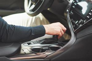 il giovane è un uomo al volante di un'auto arborea foto