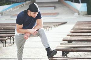 giovane sportivo che fa parkour in città. foto