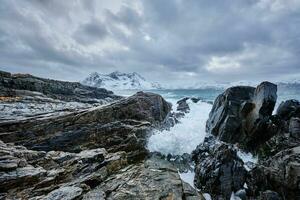 norvegese mare onde su roccioso costa di lofoten isole, Norvegia foto