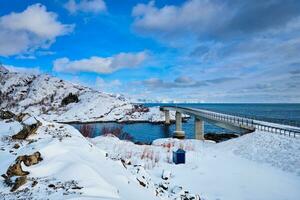 Djupfiordo ponte djupfjörðurbrua nel inverno. lofoten isole, Norvegia foto