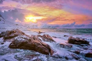 norvegese mare onde su roccioso costa di lofoten isole, Norvegia foto