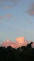 d'oro nuvole nel il pomeriggio. arancia nuvole a tramonto foto
