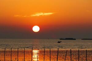 tramonto cielo su crepuscolo nel il mare sera con arancia oro tramonto natura cielo sfondo, orizzonte d'oro cielo, bellissimo nuvole, crepuscolo cielo foto