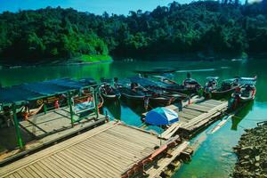 khao sok nazionale parco, surat di me, paesaggio montagne con coda lunga barca per i viaggiatori, masticare lan lago, ratchaphapha diga, viaggio natura nel Tailandia, Asia estate vacanza viaggio viaggio. foto