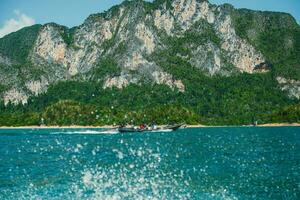 khao sok nazionale parco, surat di me, paesaggio montagne con coda lunga barca per i viaggiatori, masticare lan lago, ratchaphapha diga, viaggio natura nel Tailandia, Asia estate vacanza viaggio viaggio. foto