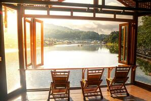 bandire rak tailandese, mae hong figlio ricorrere nel verde tè piantagione su il collina e lago a villaggio, Cinese stile Hotel e ricorrere, famoso turista attrazioni è un altro punto di riferimento di nord Tailandia. foto