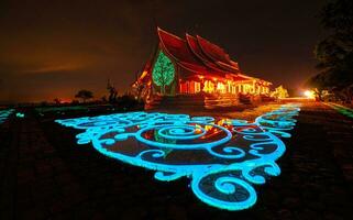 Tailandia tempio phu prao tempio o sirindhorn Wararam, tempio con bellissimo luci quello splendore a notte nel Ubon Ratchathani Provincia, nord-est regione Tailandia. foto