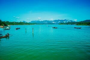 khao sok nazionale parco, surat di me, paesaggio montagne con coda lunga barca per i viaggiatori, masticare lan lago, ratchaphapha diga, viaggio natura nel Tailandia, Asia estate vacanza viaggio viaggio. foto