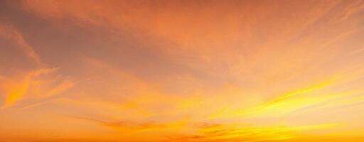 tramonto cielo su crepuscolo nel il inverno sera con arancia oro tramonto nube natura colorato cielo sfondi, orizzonte d'oro cielo, bellissima. foto