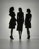 ai generato silhouette di tre donne nel nero e bianca vestiti, studio sparo. ai generativo foto