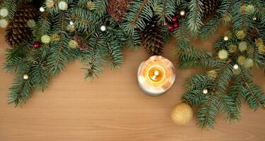 Natale sfondo. Natale albero rami, regalo, cuori, palle, candela e stelle su di legno struttura foto