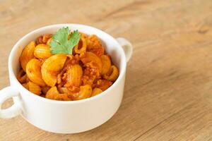 maccheroni con salsa di pomodoro e carne di maiale macinata foto